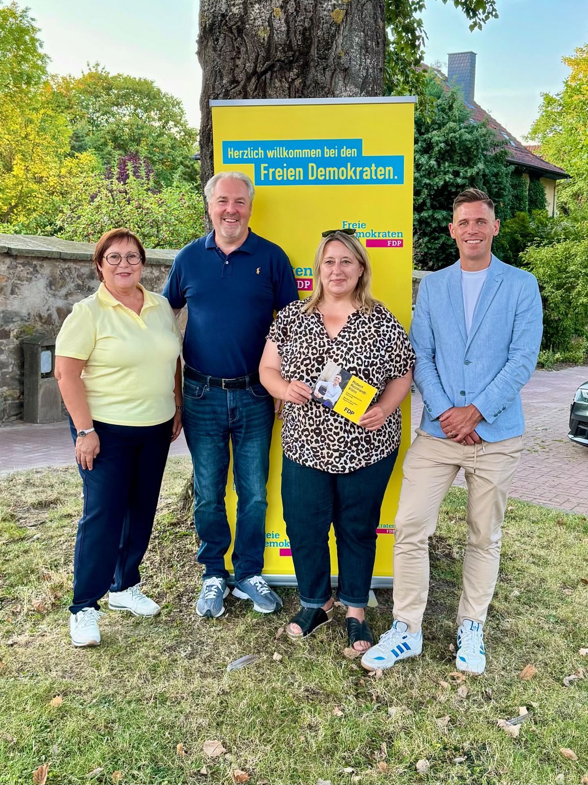 Kerstin Wölki, Dr. Thomas Wolf, Jennifer Gäfke und Robert Reinhardt-Klein vor einem FDP-Rollup beim Liberalen Talk in Barsinghausen